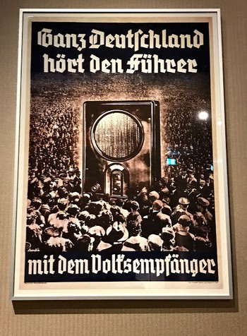 By wzbudzić zainteresowanie nowym produktem, Volksempfänger („odbiornik ludowy”) reklamowano propagandowym plakatem nawet przed wprowadzeniem odbiornika na rynek.