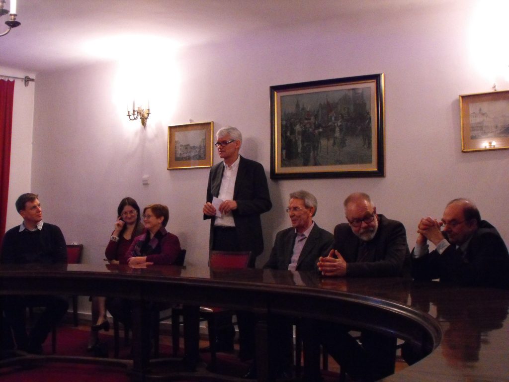 Uroczystość wręczenia księgi poświęconej dr Henslowi na jego jubileusz w IH PAN