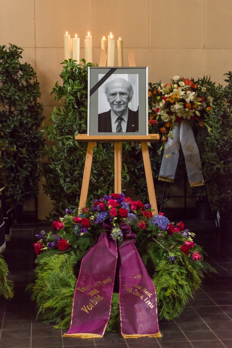 Pogrzeb Karla Dedeciusa 8 marca 2016 na Südfriedhof we Frankfurcie nad Menem